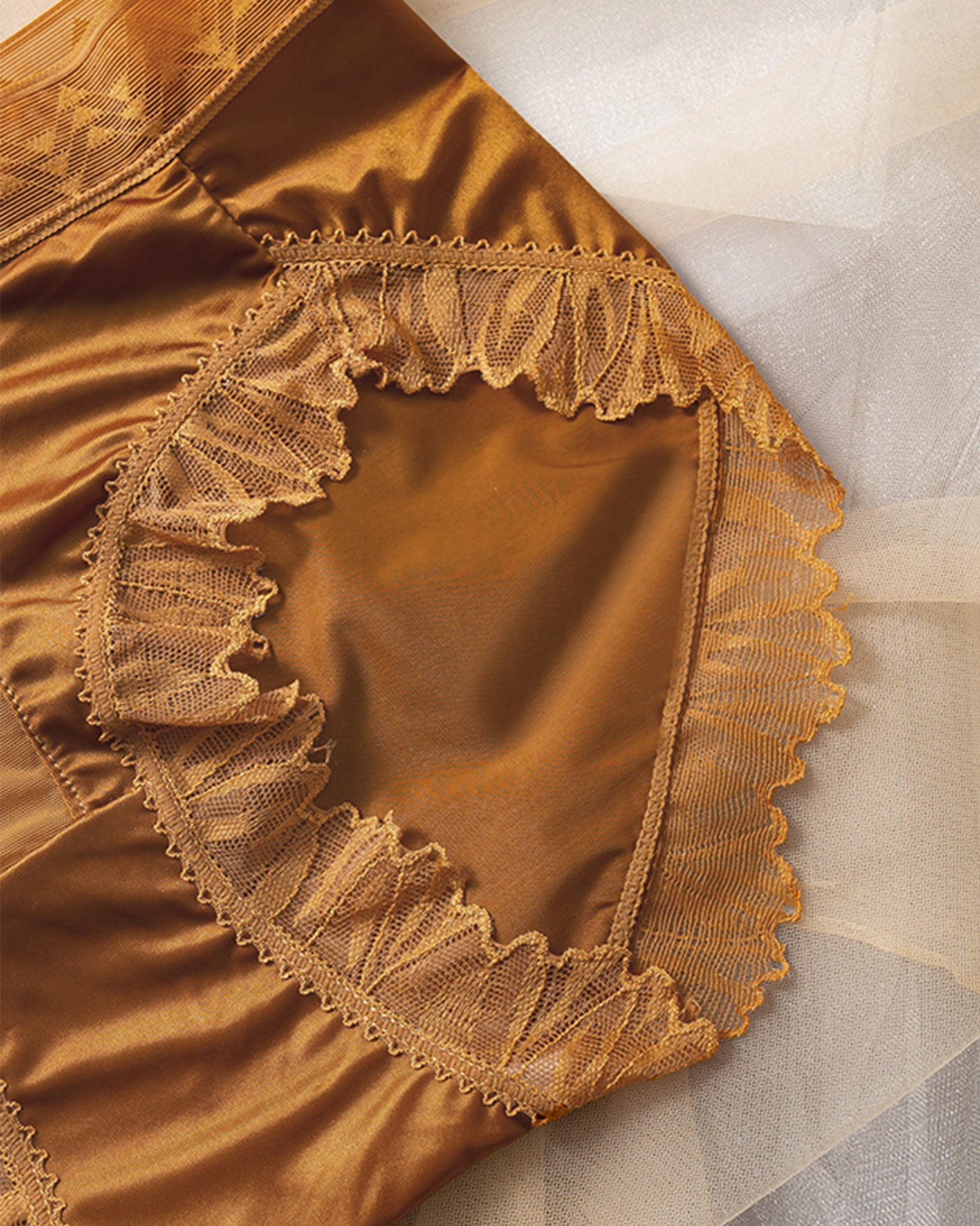 Bragas de satén premium con ribete de encaje.