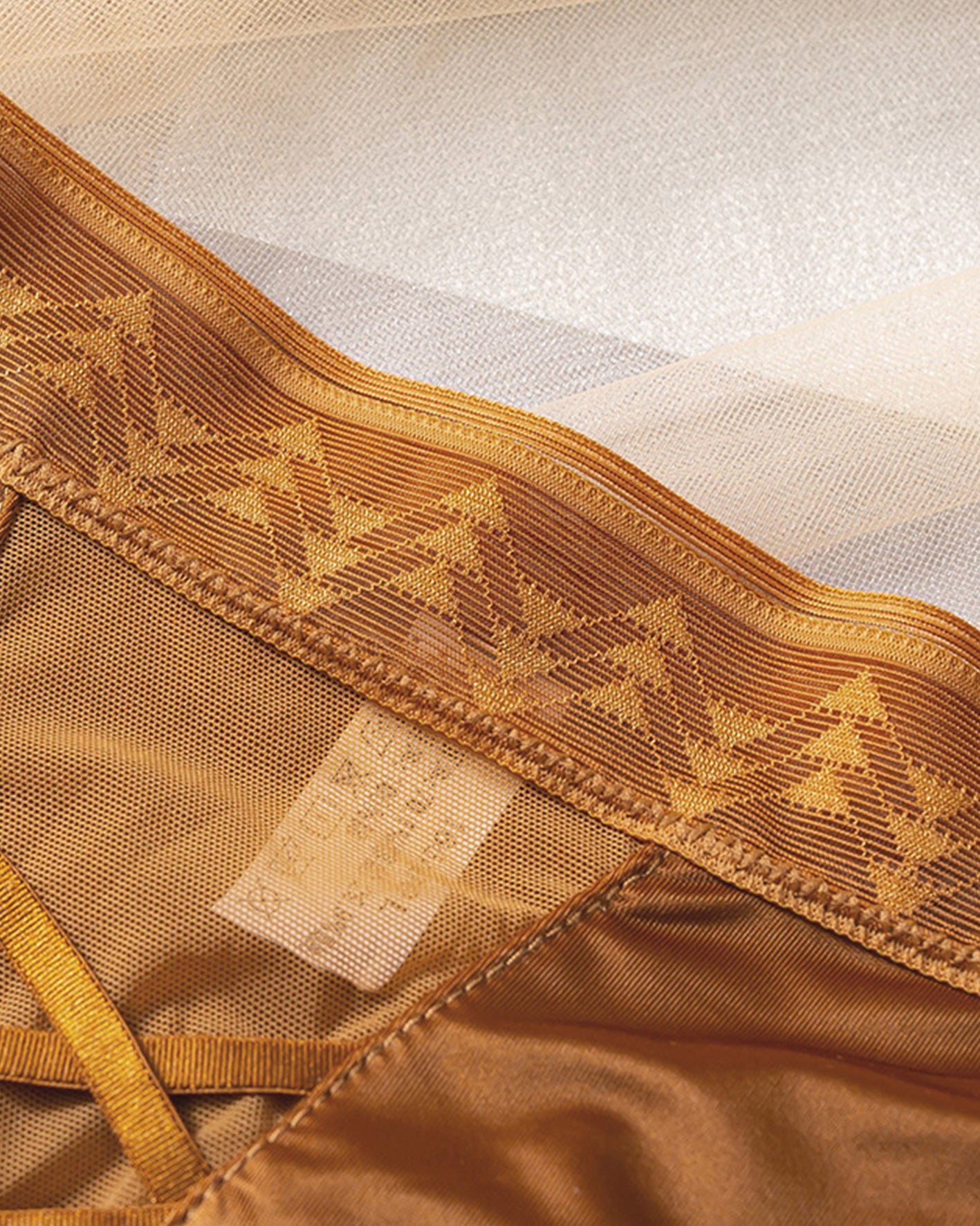 Bragas de satén premium con ribete de encaje.