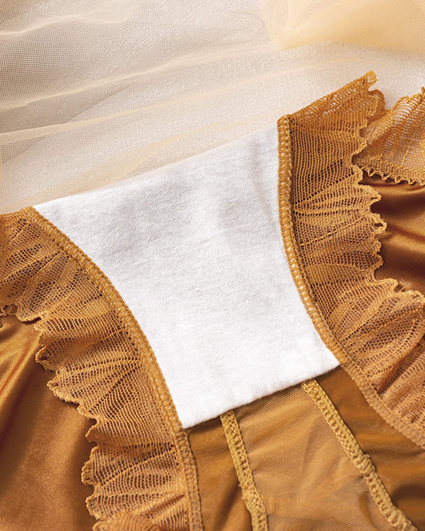 Bragas de satén premium con ribete de encaje.