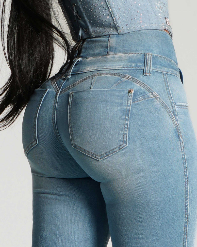 Jeans ajustados con cremallera trasera y cintura alta