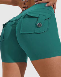 Pantalones cortos de yoga para mujer con bolsillos traseros tipo cargo y levantamiento de cadera