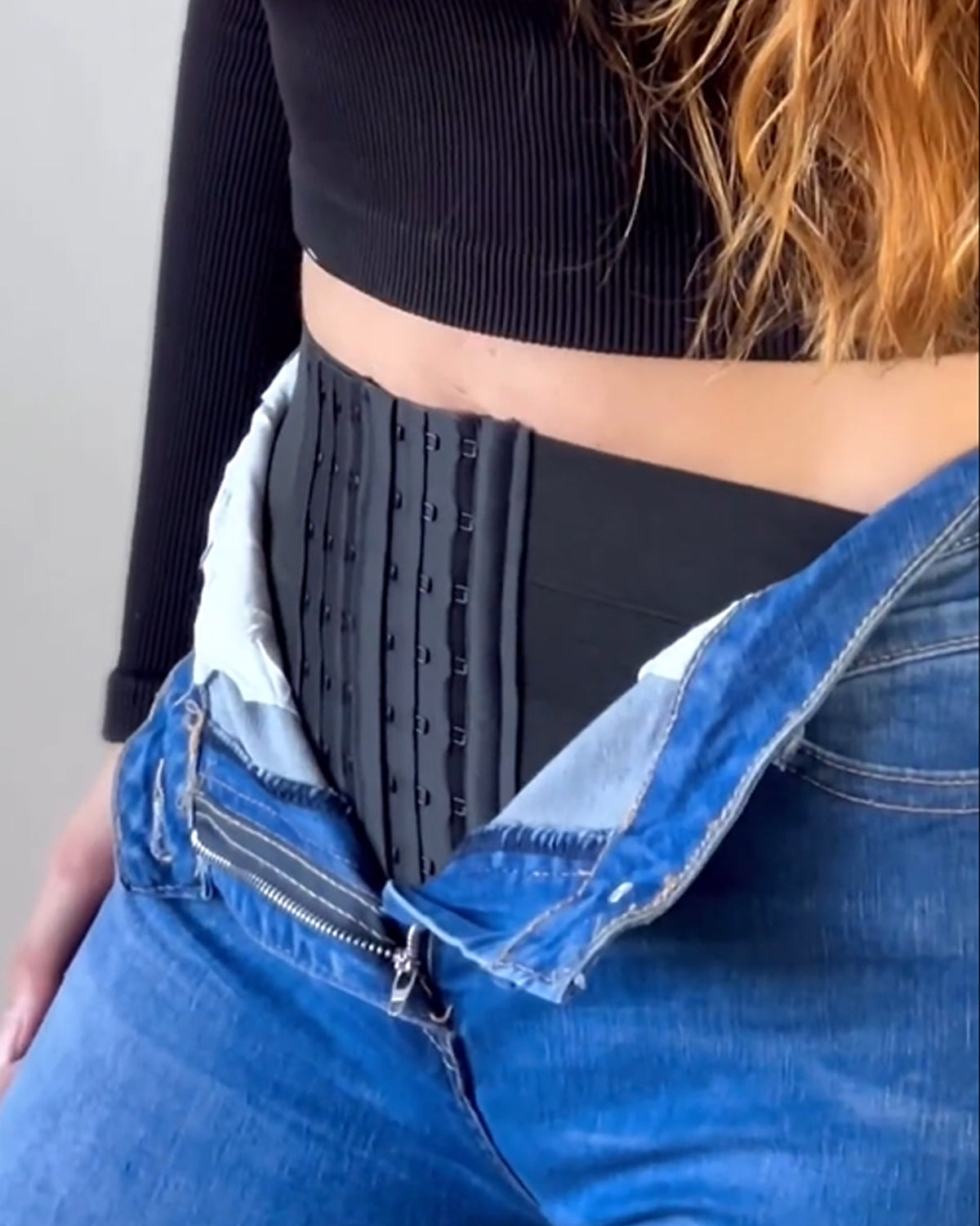 Jeans de cintura alta con levantamiento de glúteos y faja interna (pre-venta)