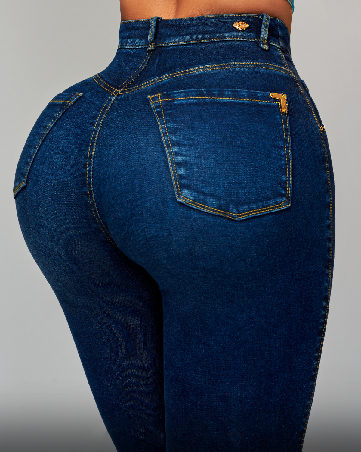 Jeans de mezclilla con efecto glamuroso y elásticos de talle alto y bragueta con botón push up y levantamiento de glúteos