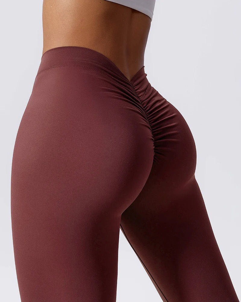 Leggings esculpidos con espalda en V y fruncidos Pantalones de yoga con levantamiento de glúteos color melocotón