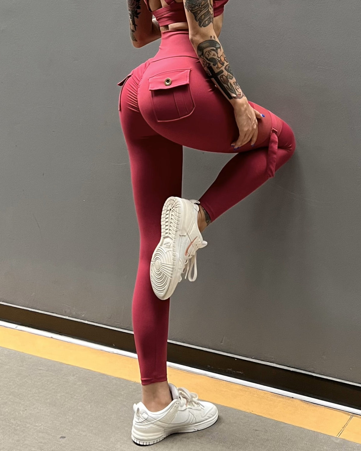 Pantalones de yoga de malla con bolsillo recortado exclusivos Leggings fruncidos